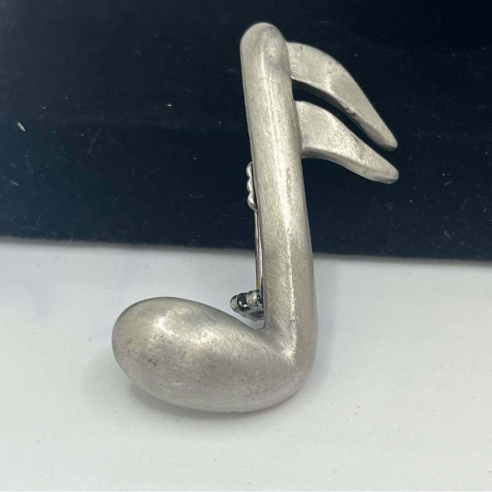 Vintage musical note brooch silver tone or pewter look.